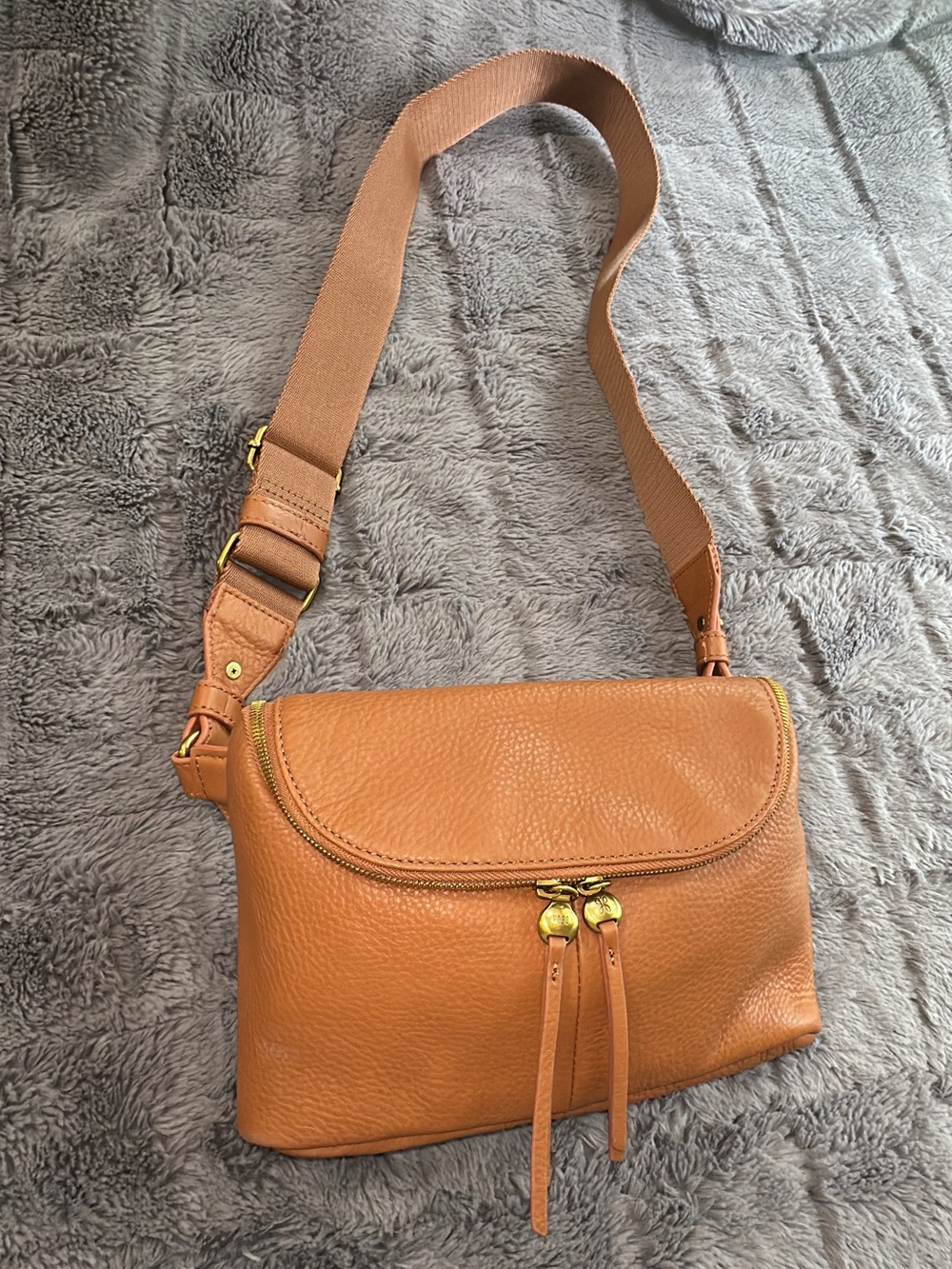 HOBO Fern Large Belt Bag camel color (NOT BLACK)
9.5" L x 6" H x 2.5" D (bags 23